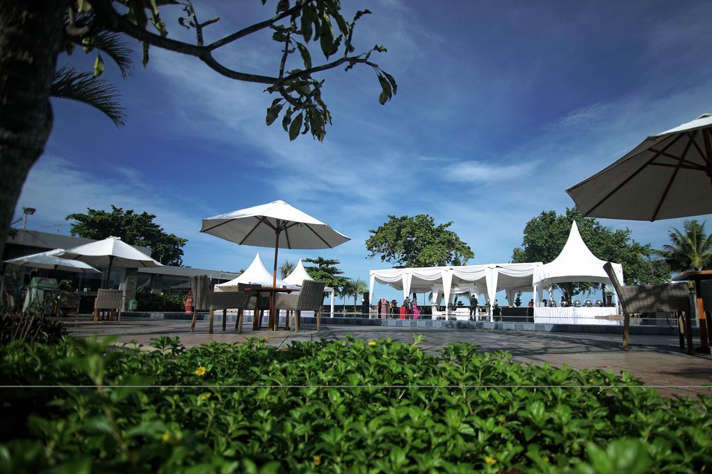 Pangeran Beach Hotel Padang  Exterior photo
